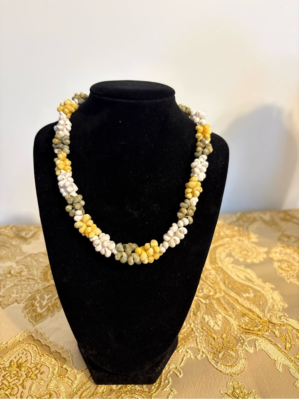Beautiful Vintage Mongo Shell Necklace